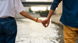 Gli astrologi parlano chiaro: chi è single il 13 aprile incontrerà l’amore solo a queste 2 condizioni